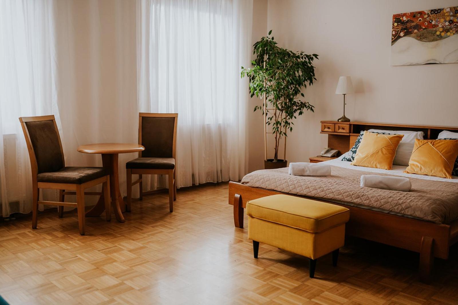 Hotel Garden Olesnica  Ngoại thất bức ảnh
